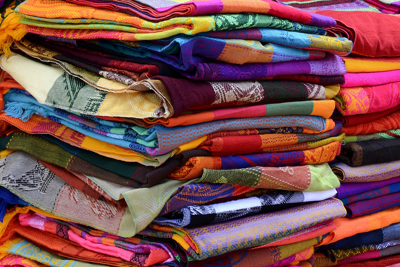Żakard – rodzaje i zastosowania tkaniny żakardowej