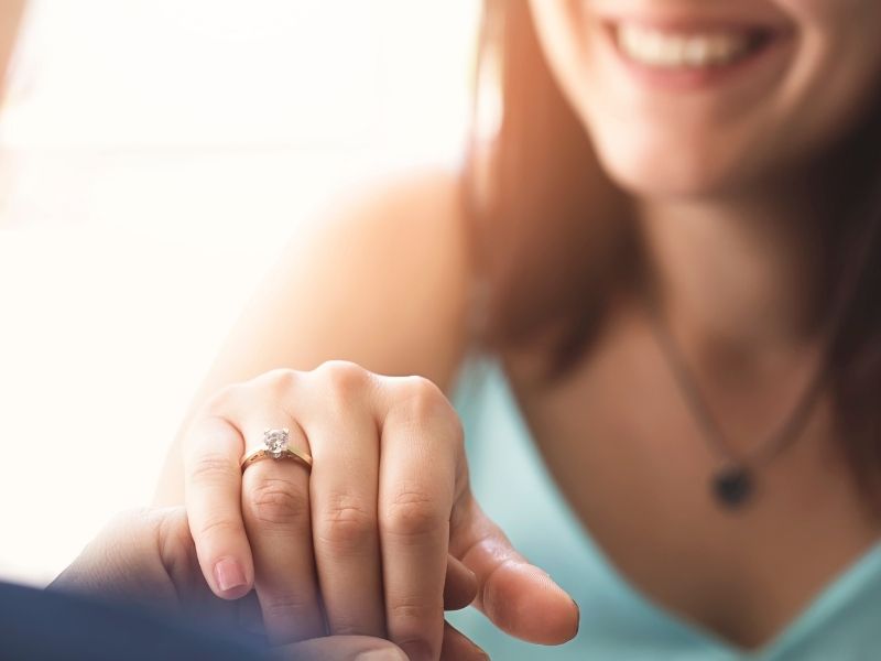 Jak wybrać pierścionek zaręczynowy? Na to warto zwrócić uwagę podczas zakupów