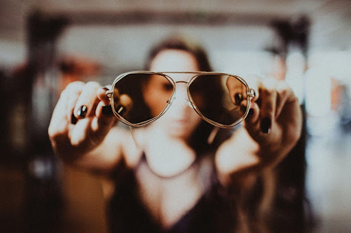 Jak dobrać okulary przeciwsłoneczne dla kobiet?