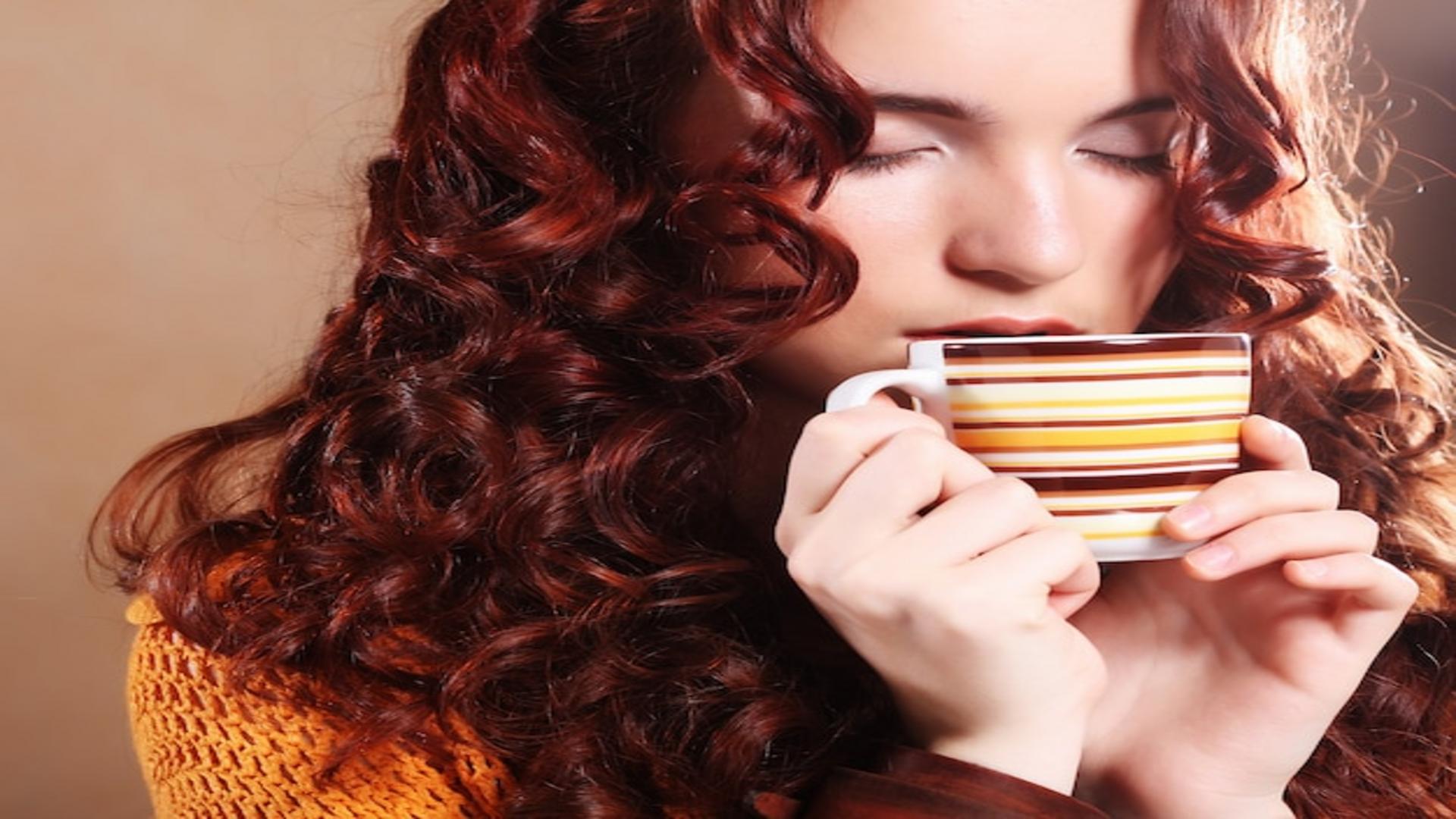 Kolor włosów cappuccino – dla kogo jest idealny?